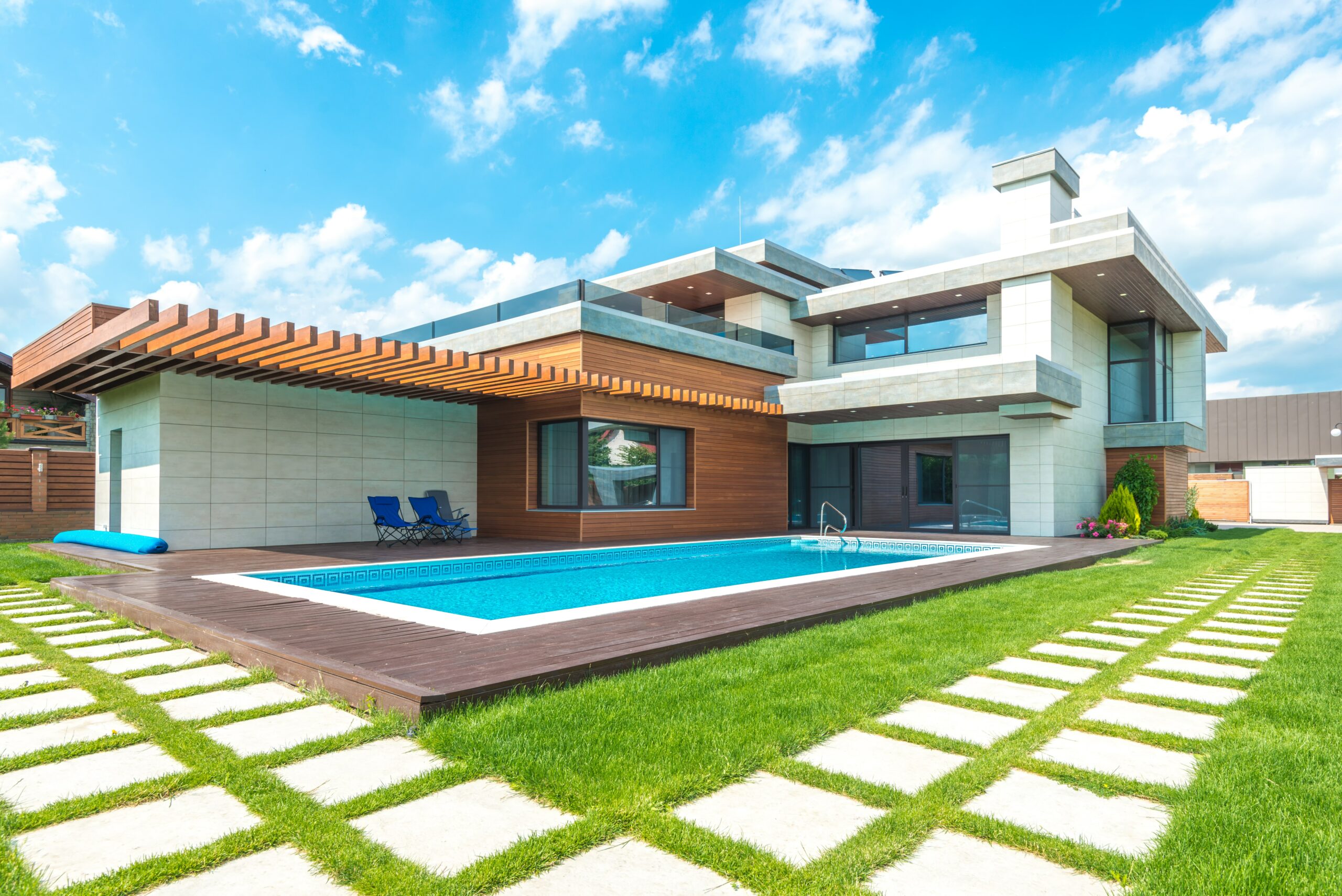 Piscine extérieure aux eaux bleues, bordée d’une terrasse